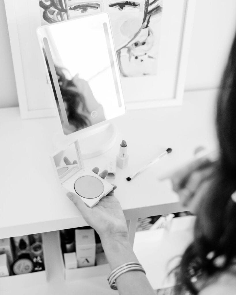 Applying talc-free makeup